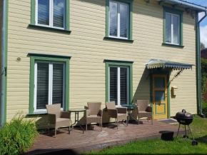 Yellow Center Holiday Home